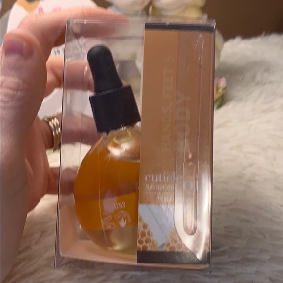 Cuccio Cuticle oil Revitalizing milkand money BNIP - Picture 6 of 6